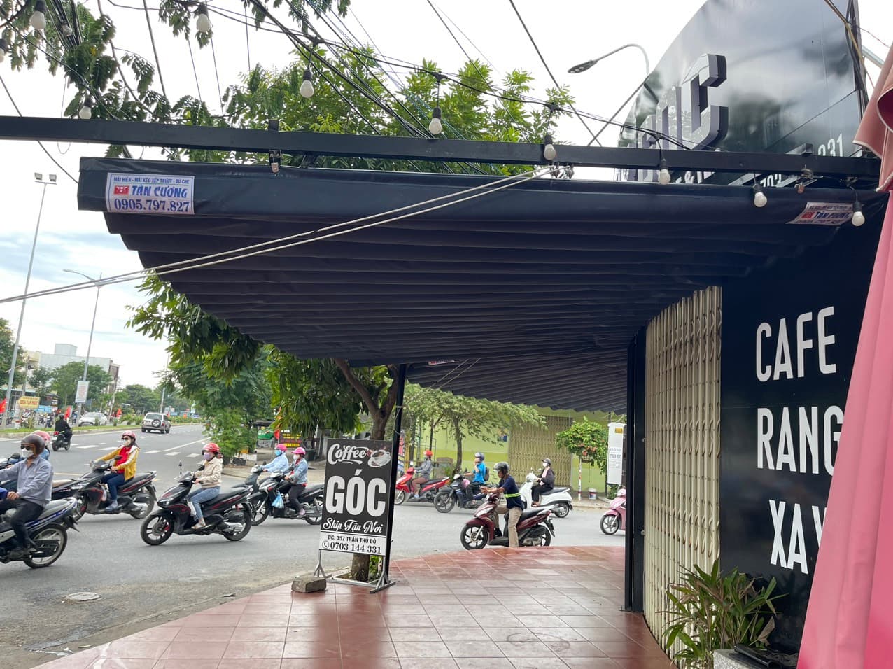 Mái hiên di động tại Quán Cà Phê Góc