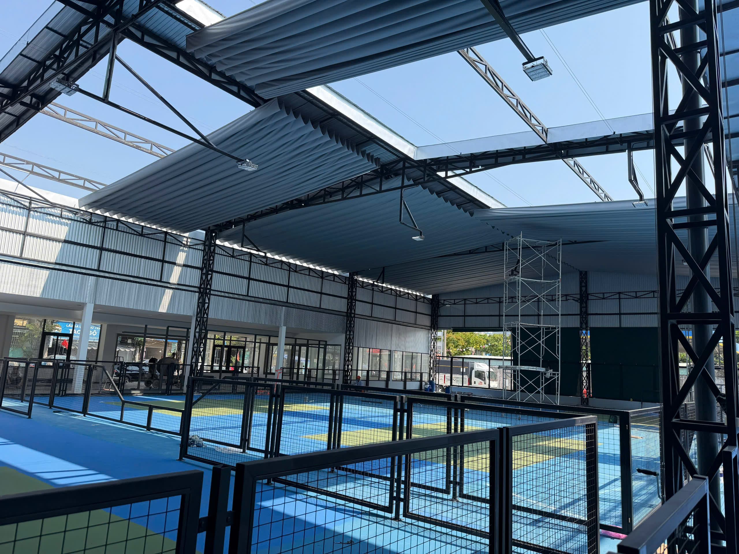 Mái xếp lượn sóng cho sân pickleball tại Đà Nẵng